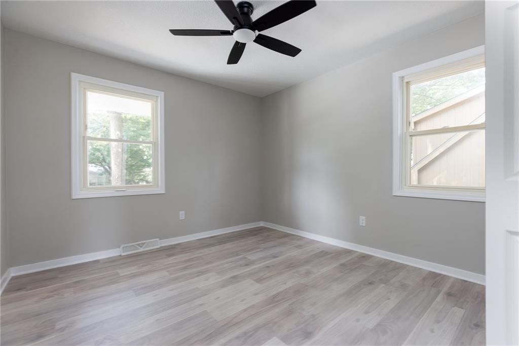 Photo 11 of 24 - 5709 N Drury Avenue