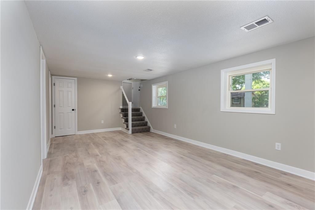 Photo 15 of 24 - 5709 N Drury Avenue