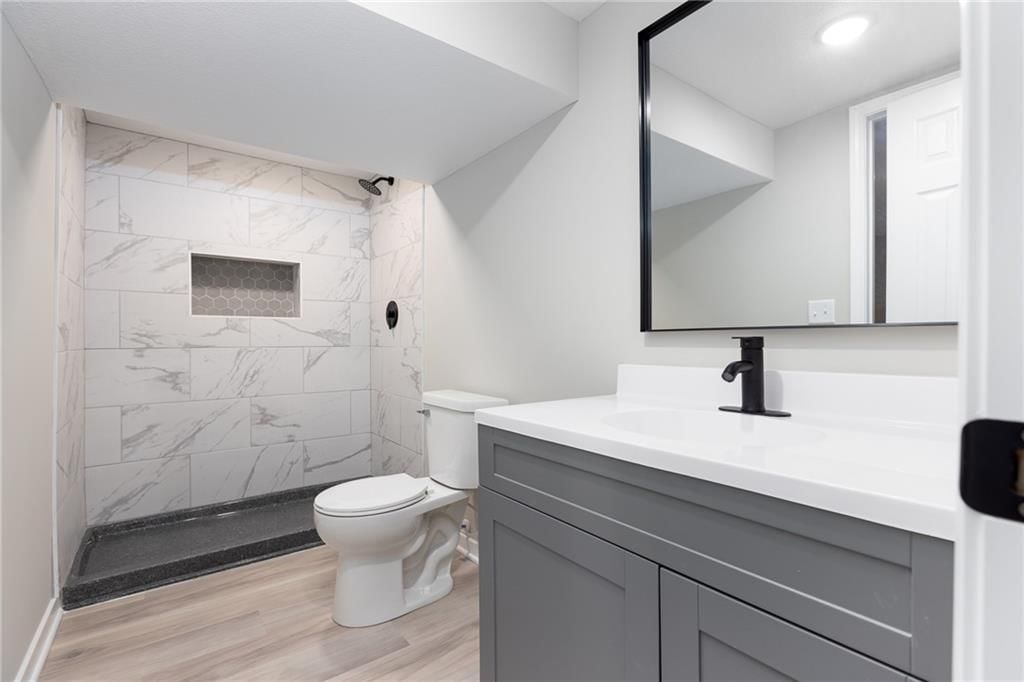 Photo 18 of 24 - 5709 N Drury Avenue