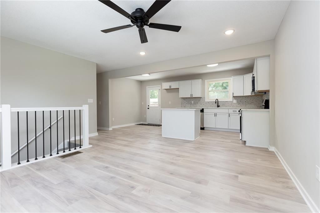 Photo 5 of 24 - 5709 N Drury Avenue