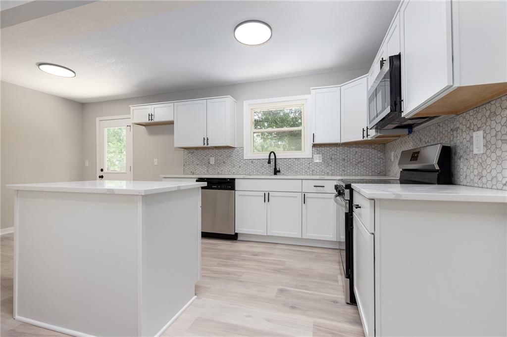 Photo 6 of 24 - 5709 N Drury Avenue