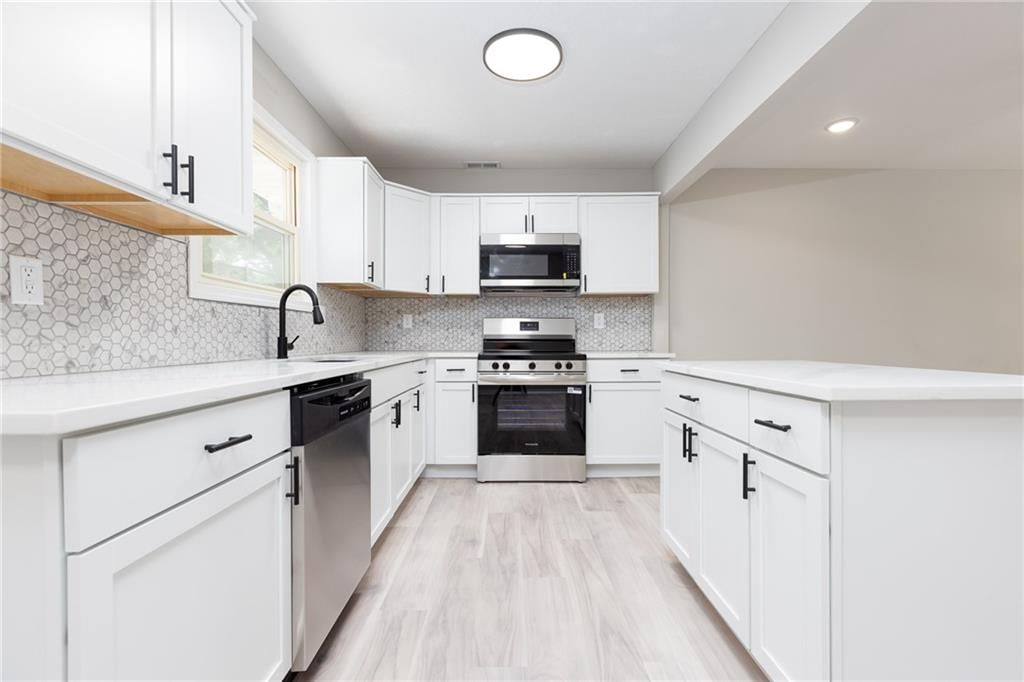 Photo 7 of 24 - 5709 N Drury Avenue