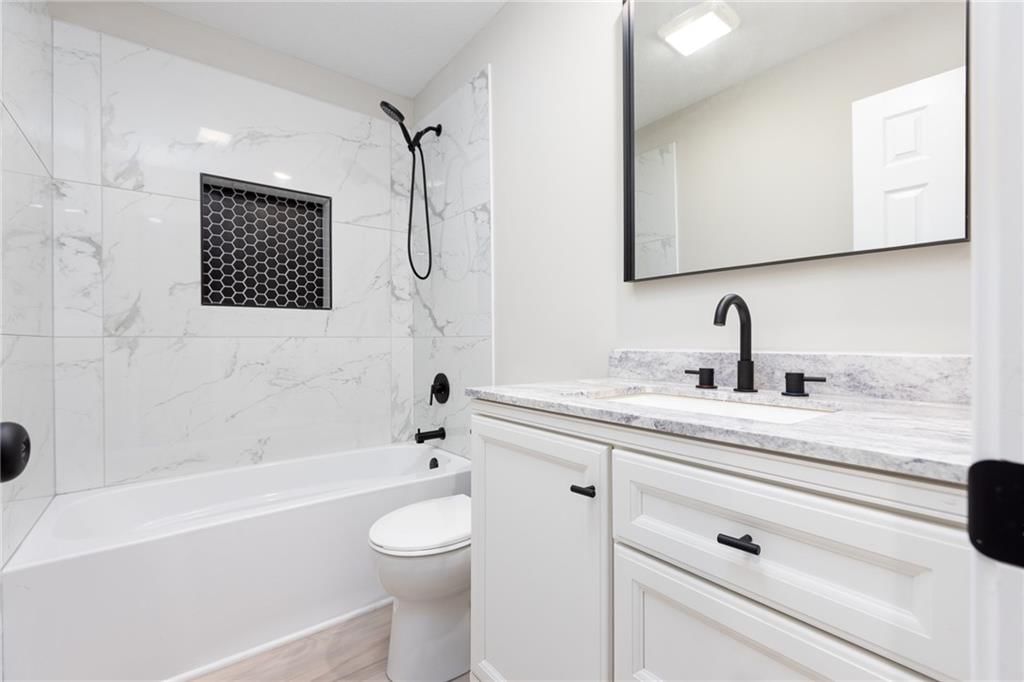 Photo 9 of 24 - 5709 N Drury Avenue