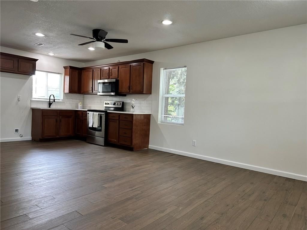 4537 Freeman Avenue — photo 10