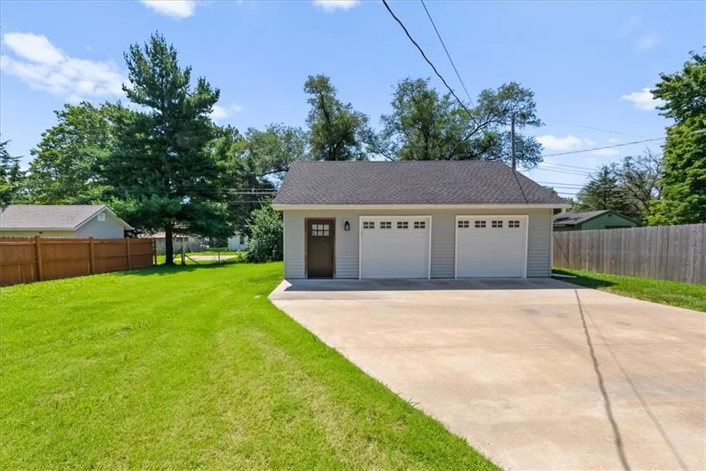 2315 Merriam Lane — photo 34