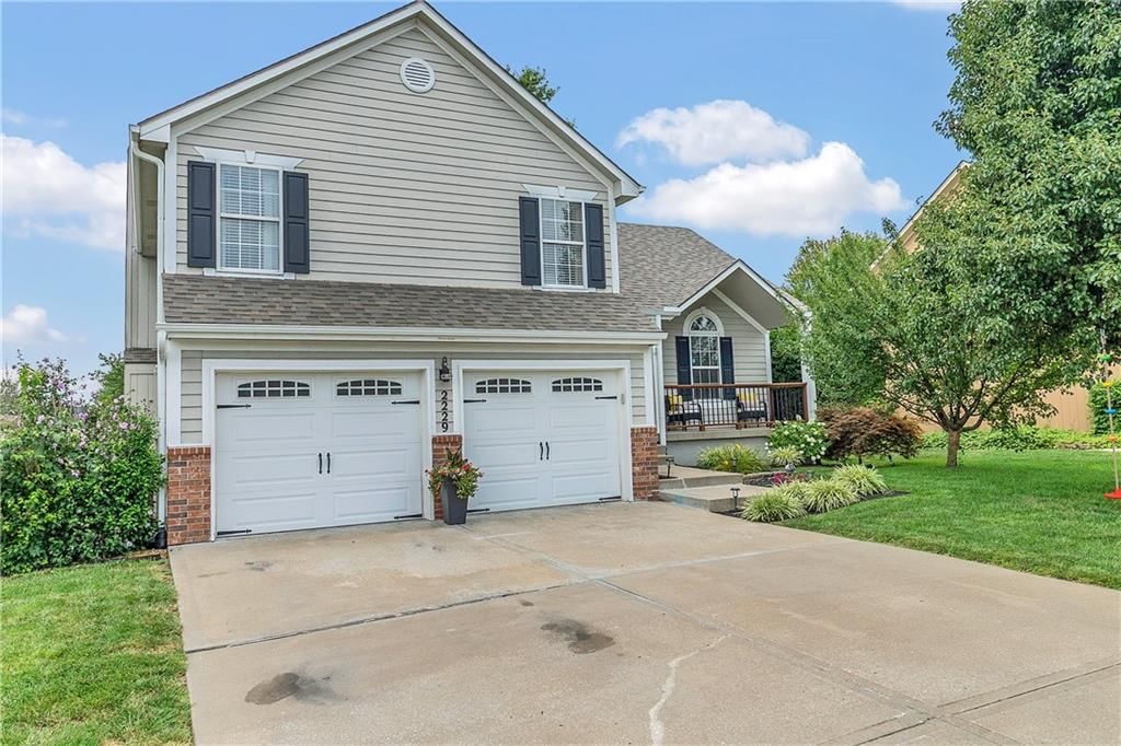2229 NE MAYBROOK Drive — photo 2