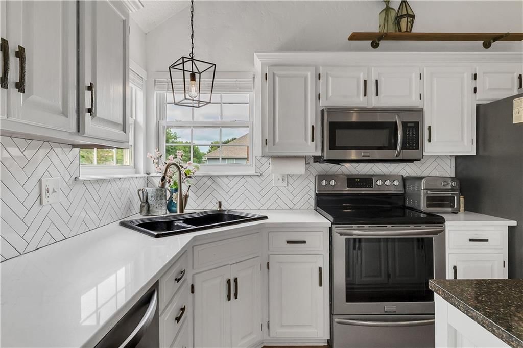 2229 NE MAYBROOK Drive — photo 11