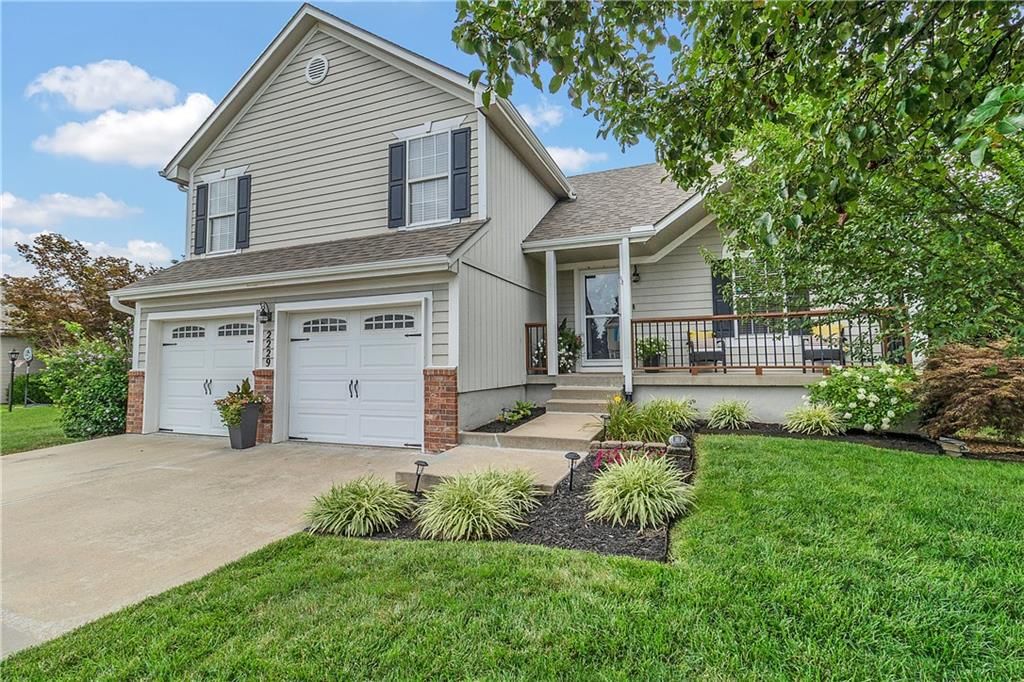 2229 NE MAYBROOK Drive — photo 3