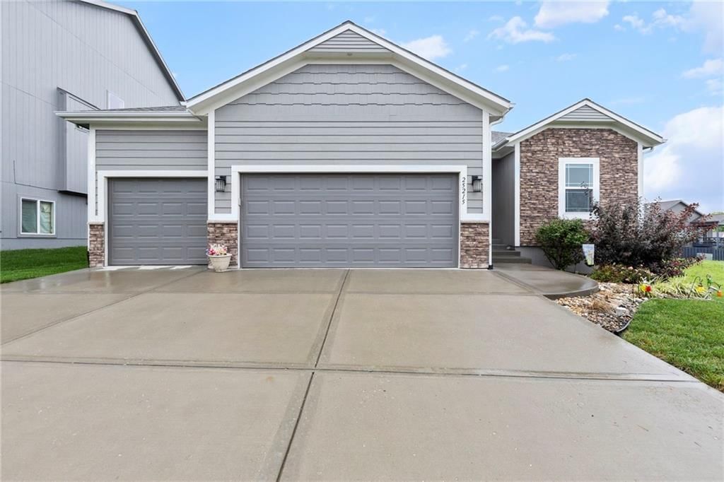25215 W 141st Terrace, Olathe, KS