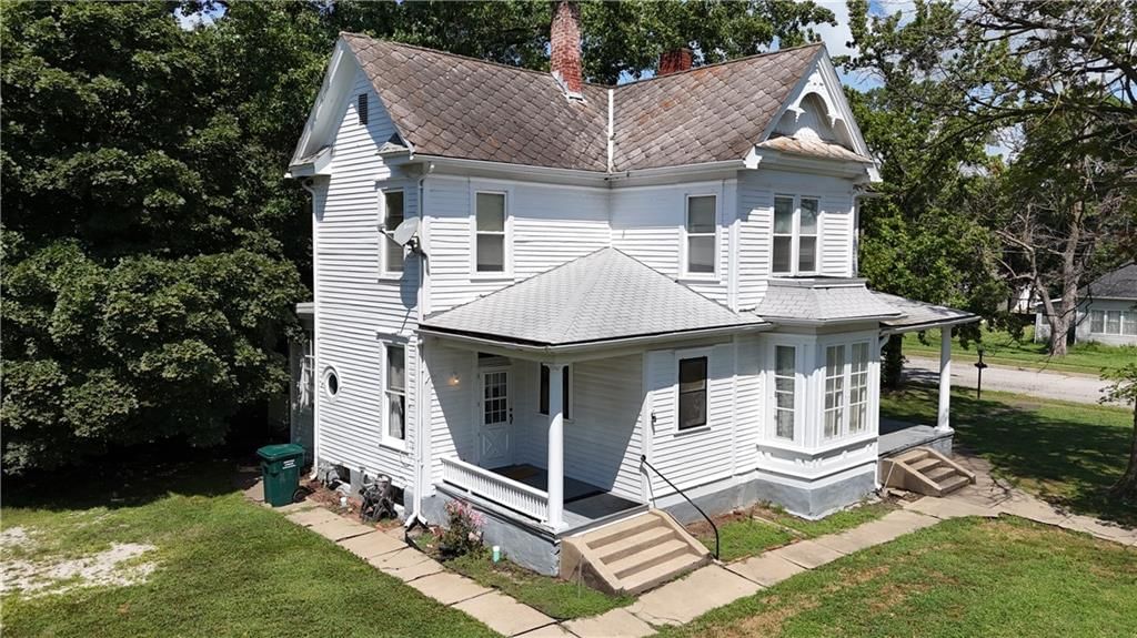 805 W Sycamore Street — photo 3
