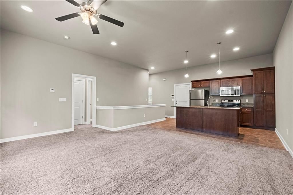 Photo 4 of 32 - 606 N 74th Street