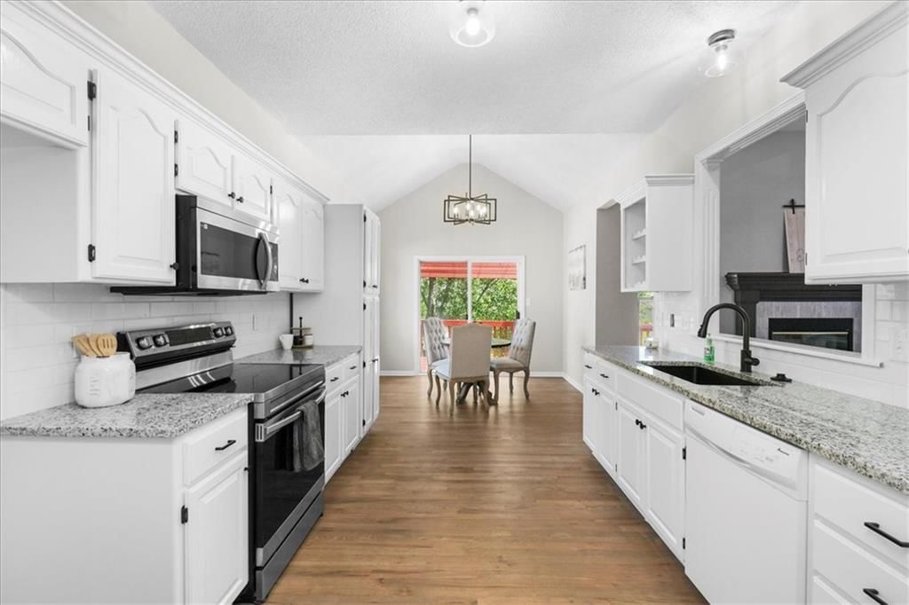 709 SW Graystone Drive — photo 10