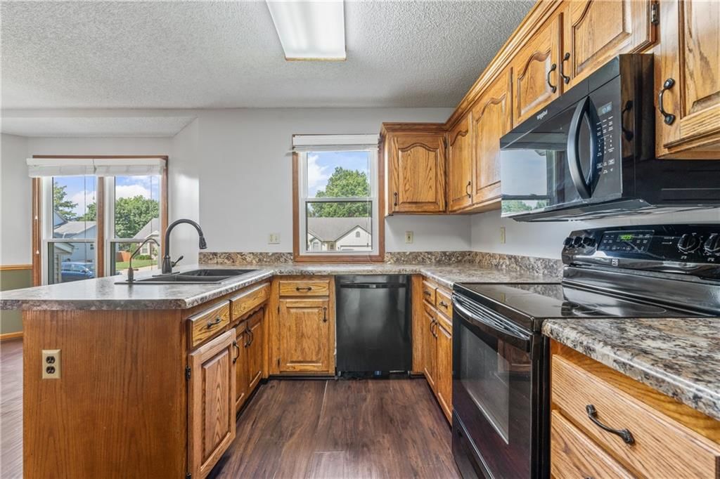 611 N Sycamore Street — photo 15