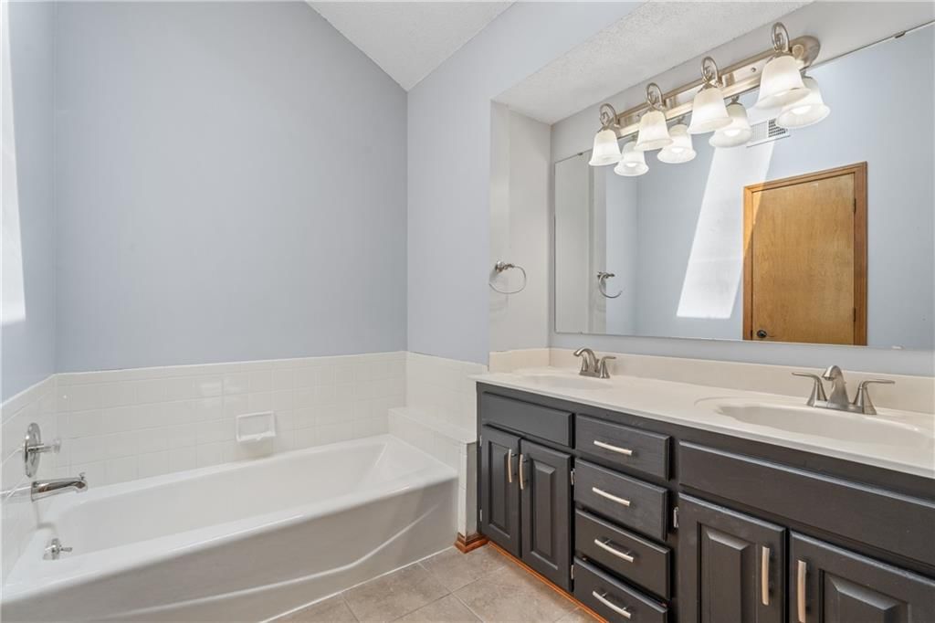 611 N Sycamore Street — photo 25
