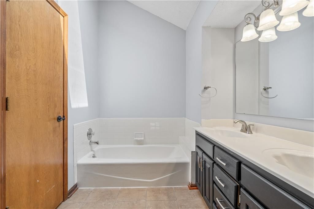 611 N Sycamore Street — photo 26