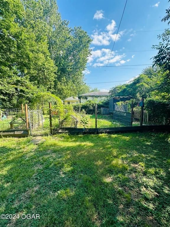 327 E 16th Street — photo 11