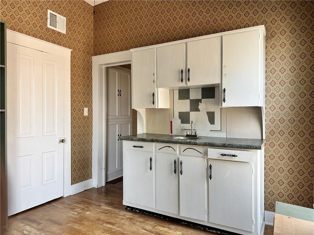 421 W 12th Street — photo 31