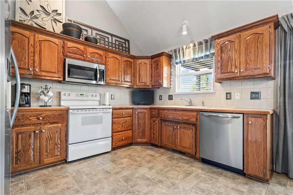 8120 N Myrtle Avenue — photo 11