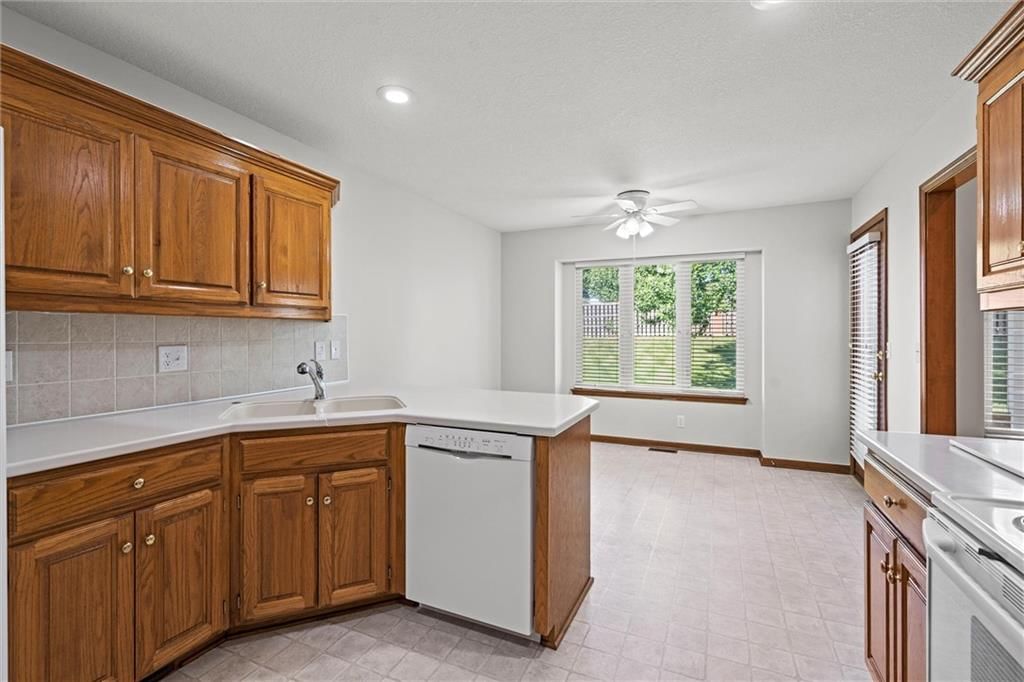 3420 S Victoria Drive — photo 13