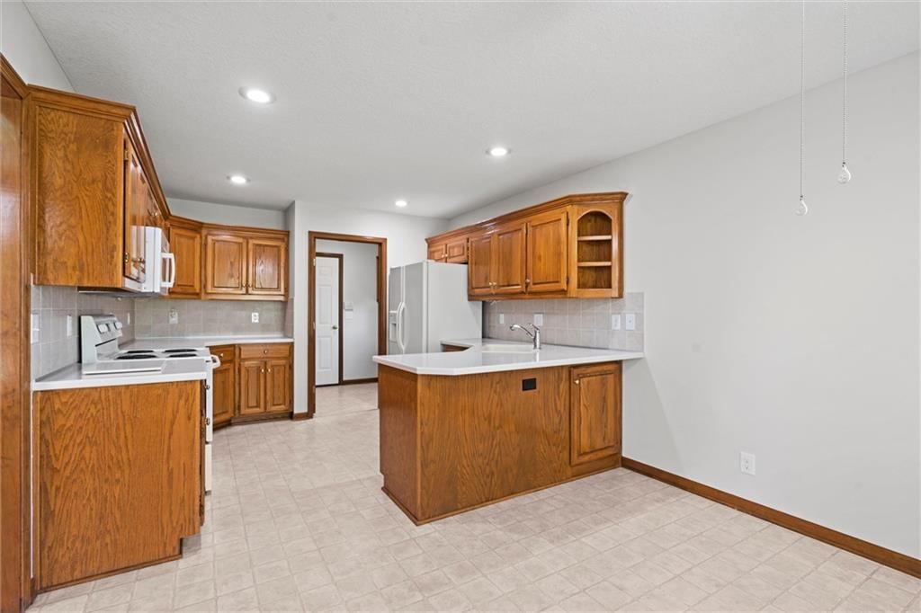 3420 S Victoria Drive — photo 9