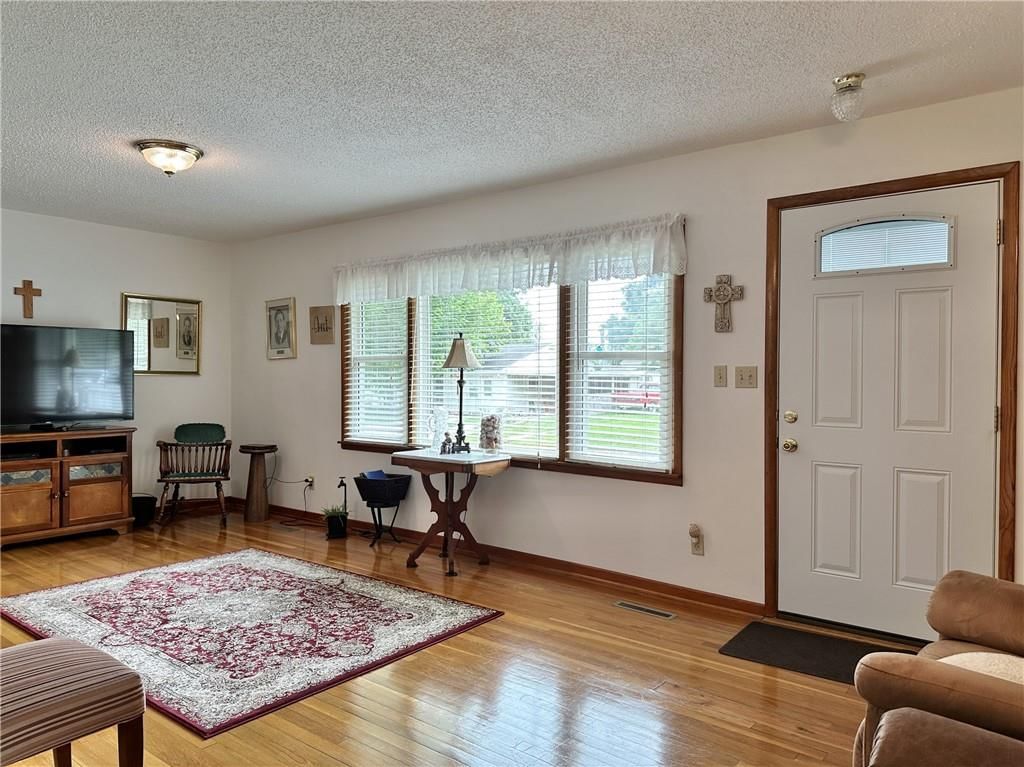 1709 E 5th Street — photo 3