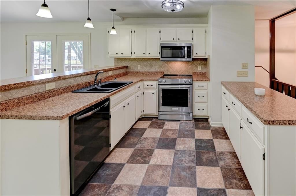 605 Benjamin Avenue — photo 6