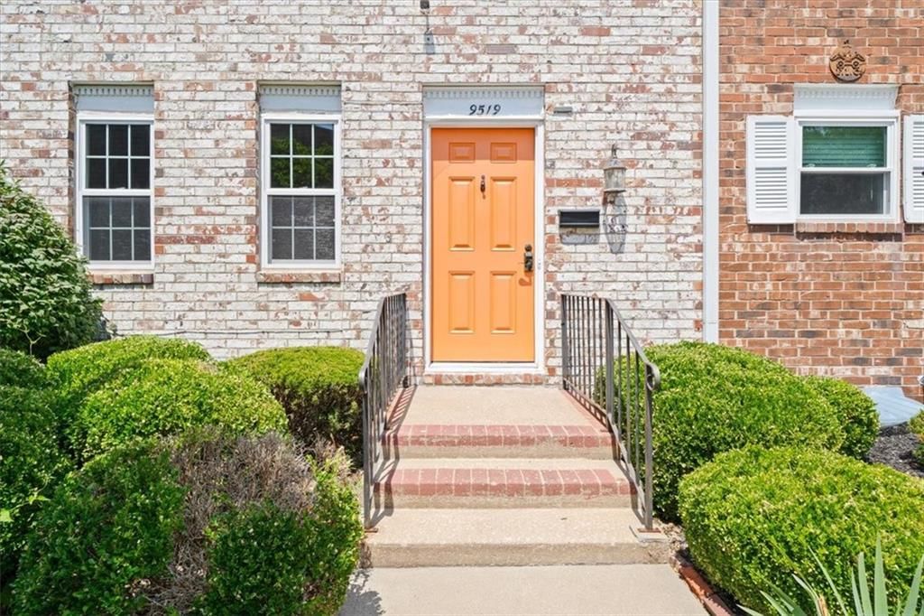 9519 Perry Lane — photo 3