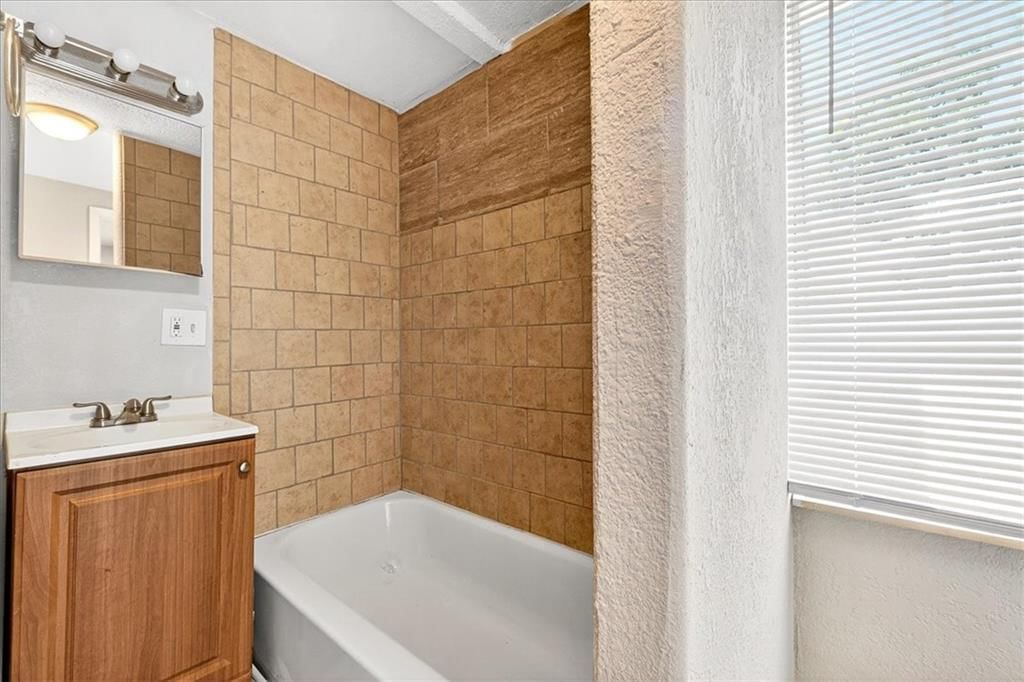 Photo 5 of 18 - 3619 Topping Avenue
