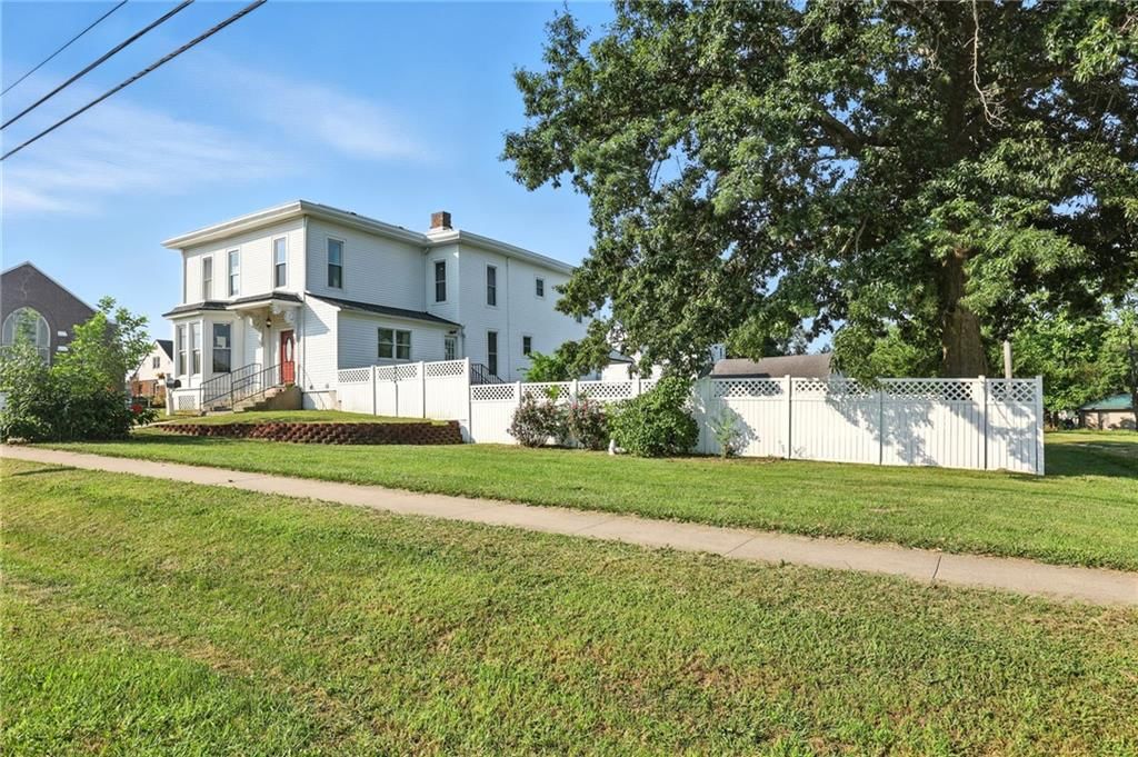 301 W Benton Street — photo 2