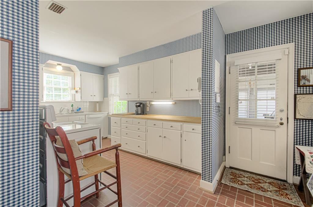619 W 67th Terrace — photo 12