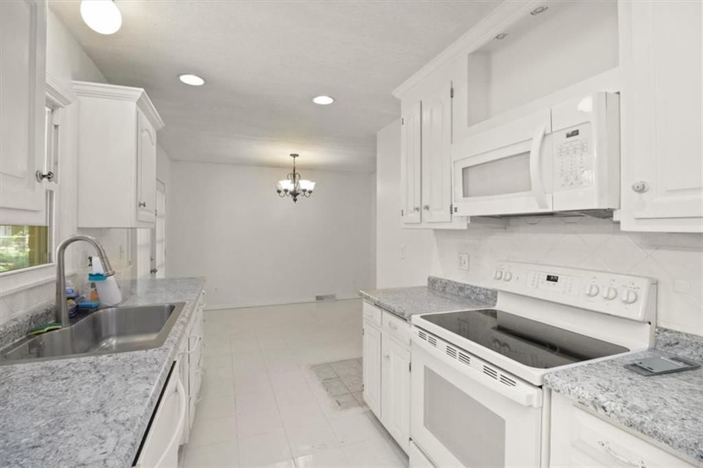 205 SE Moore Court — photo 8