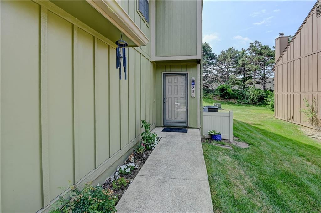 231 SW Pinetree Lane — photo 2