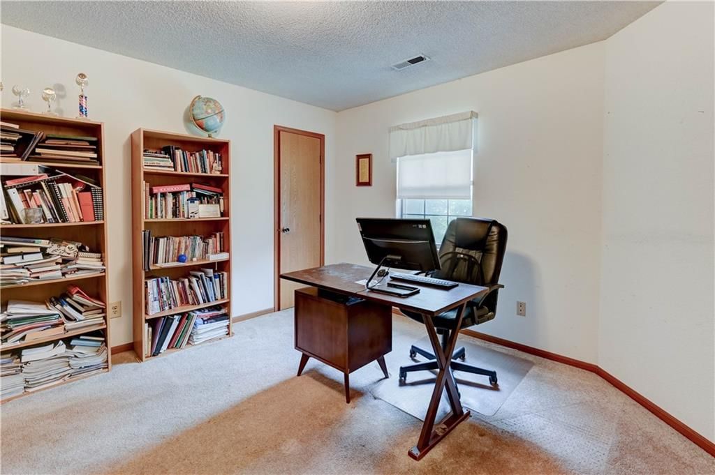 231 SW Pinetree Lane — photo 11