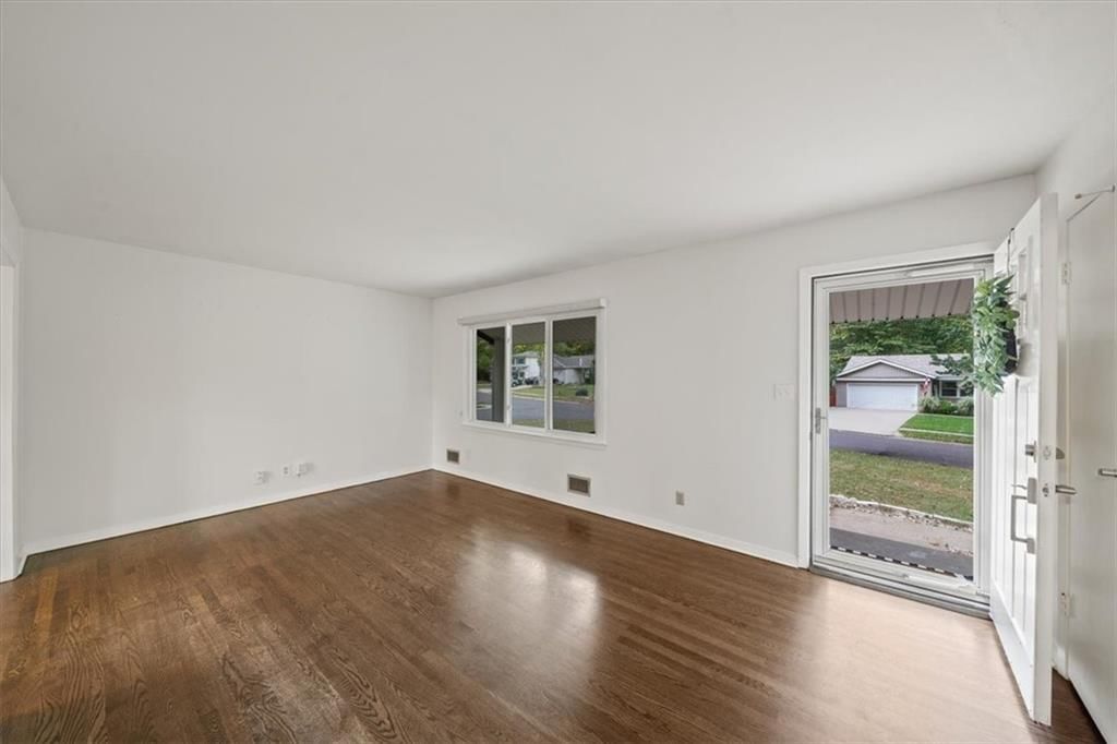 9020 Grandview Drive — photo 8