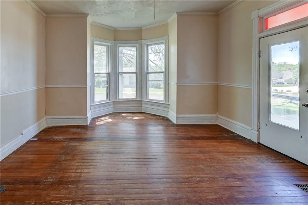 304 N JUNE Street — photo 2