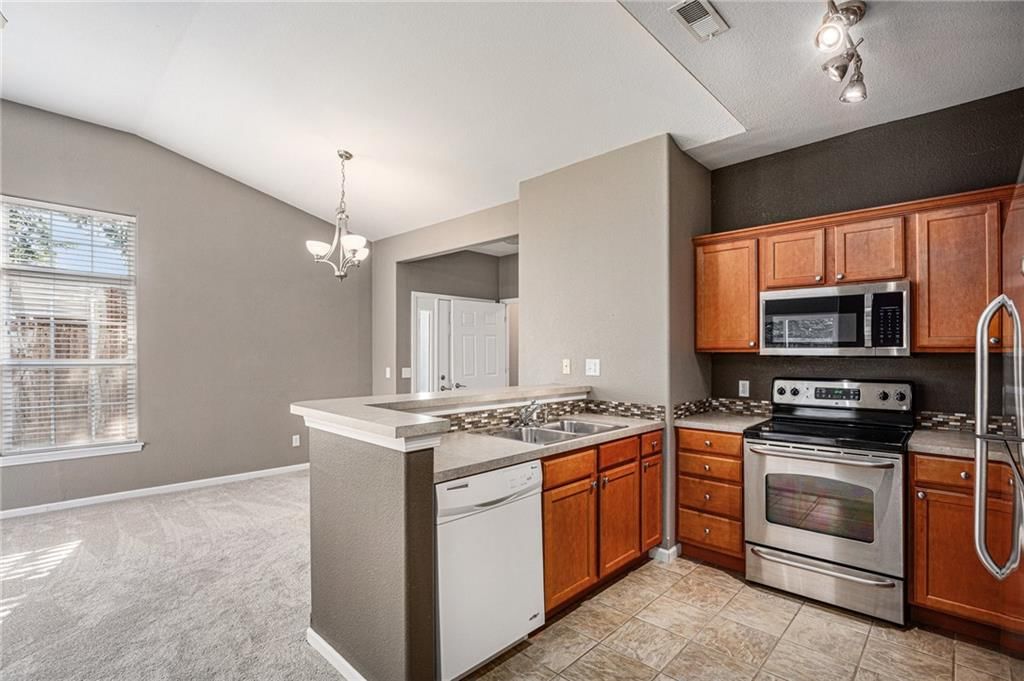 1470 Legends Circle — photo 6