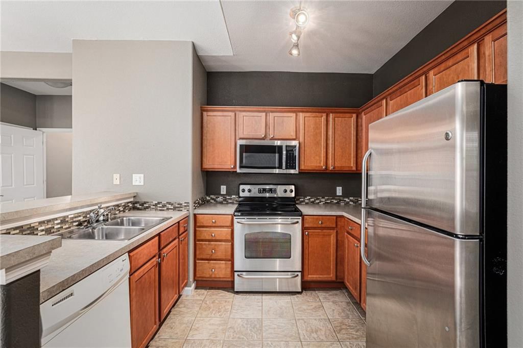 1470 Legends Circle — photo 8