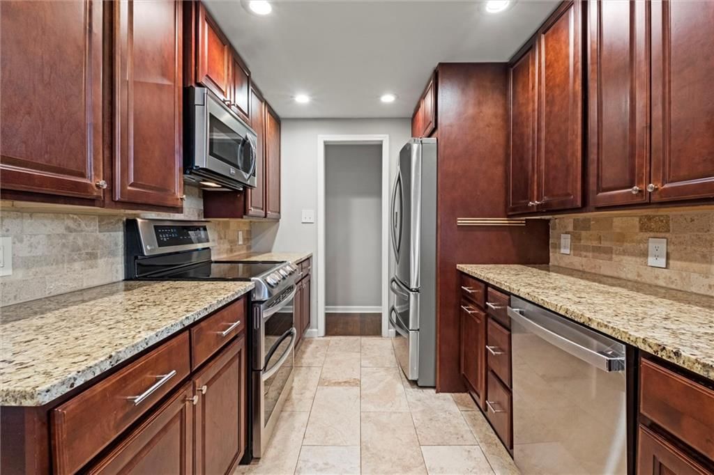 2807 W 71st Terrace — photo 11