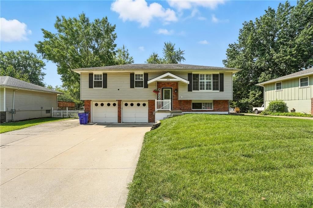 208 SW Gladstone Drive, Blue Springs, MO