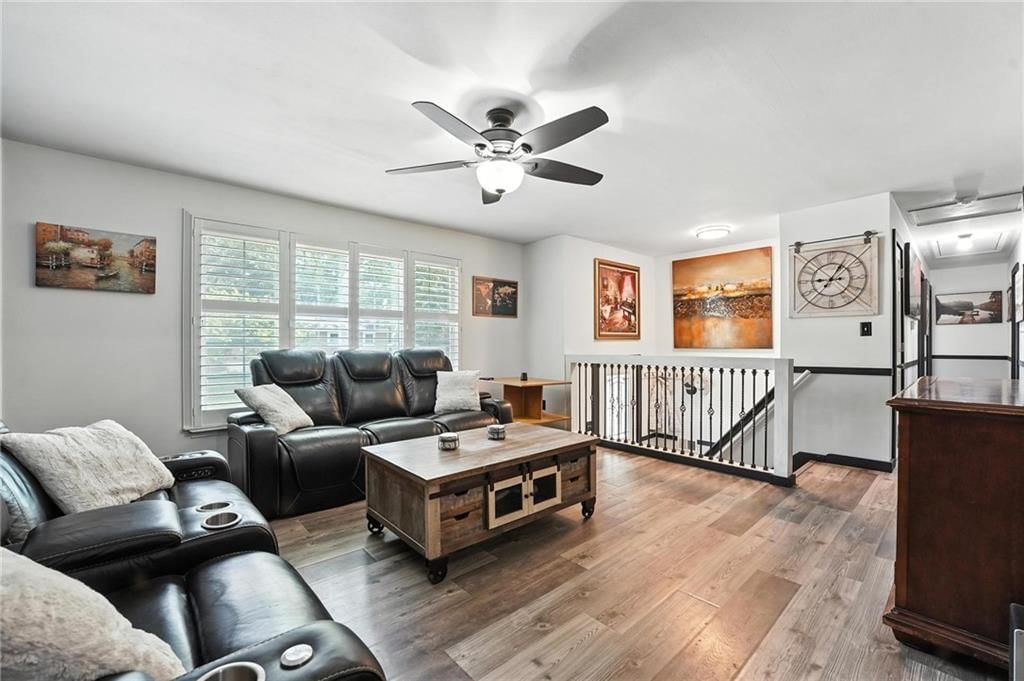 208 SW Gladstone Drive — photo 2