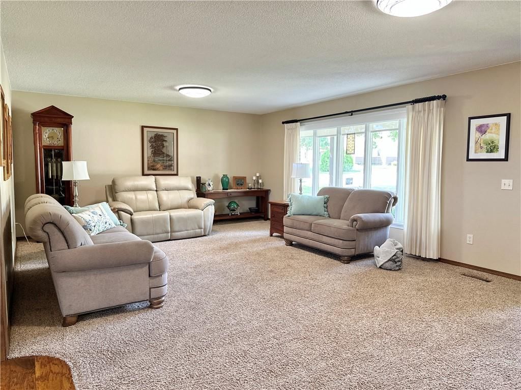 1716 Hillcrest Drive — photo 12