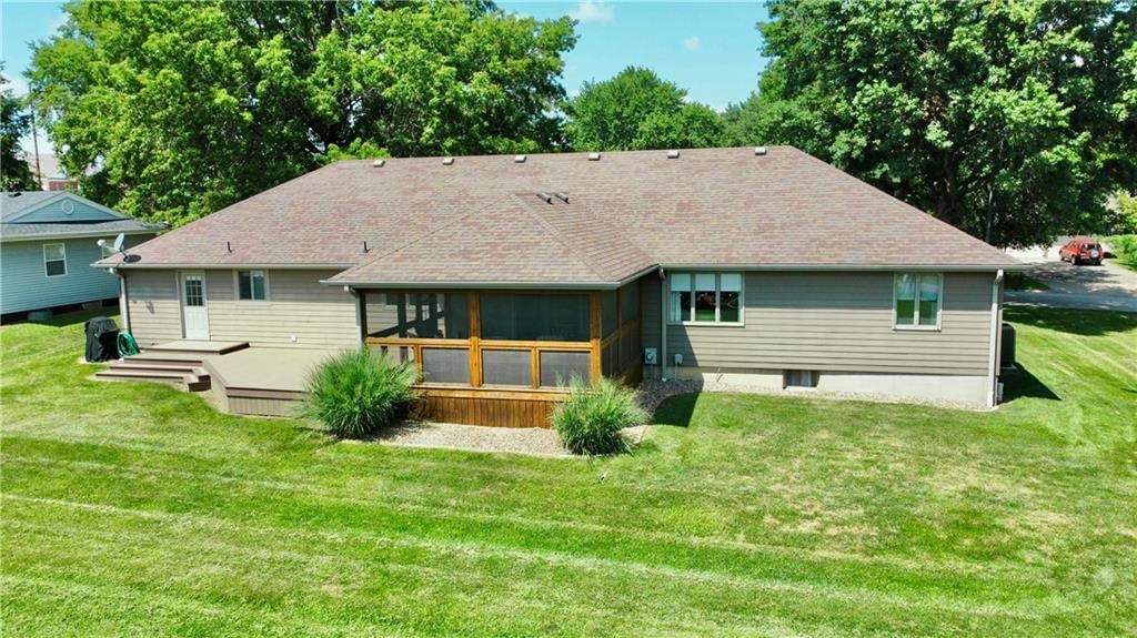 1716 Hillcrest Drive — photo 3