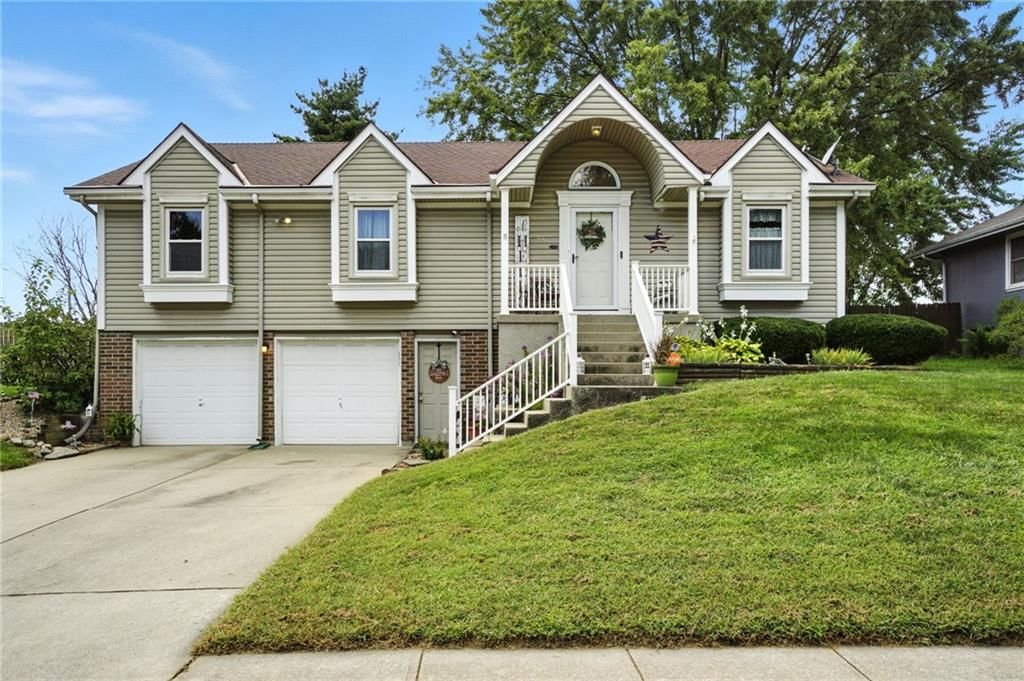 1104 NE Ridgeview Drive, Lee's Summit, MO