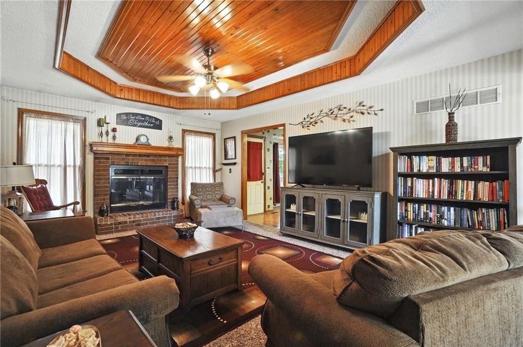 1104 NE Ridgeview Drive — photo 3
