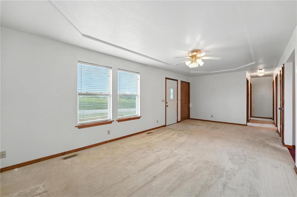 Photo 12 of 44 - 420 E Seybold Road