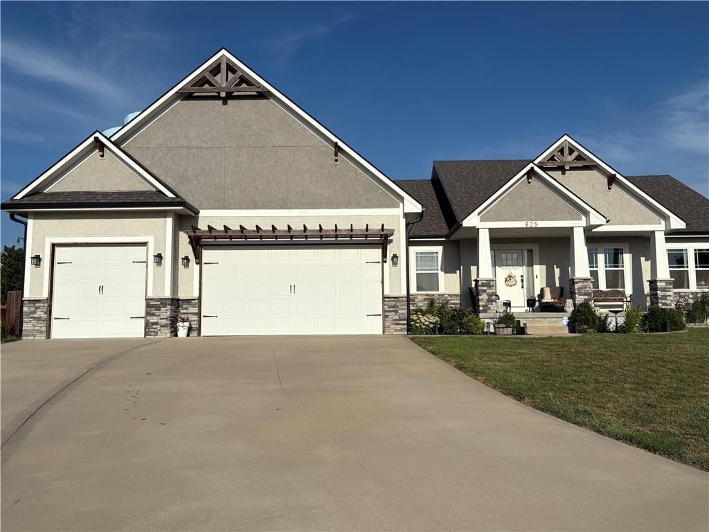 825 SE Shamrock Lane, Blue Springs, MO
