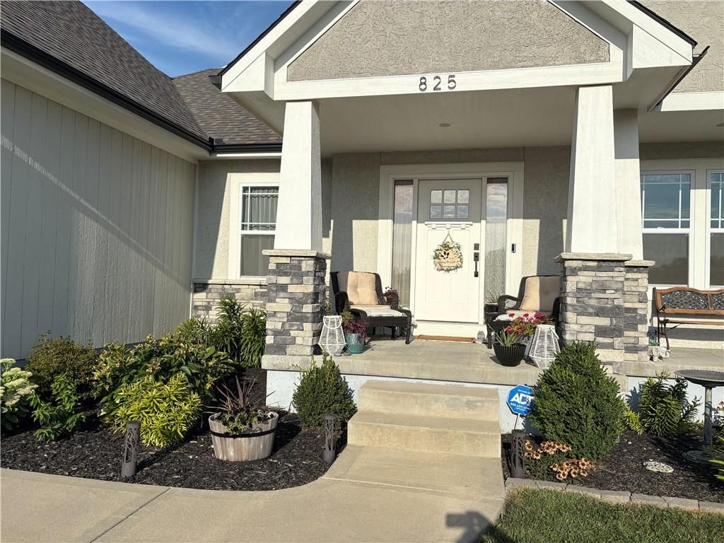 825 SE Shamrock Lane — photo 2