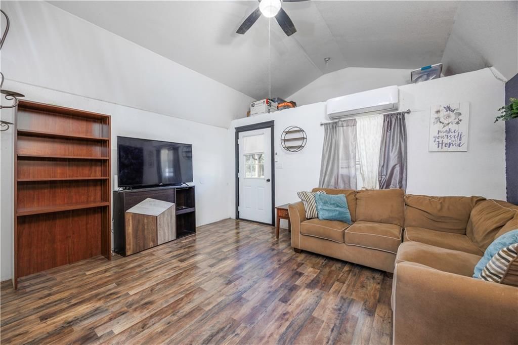 319 Oak Street — photo 8