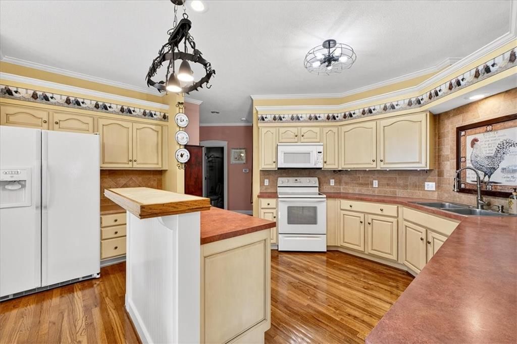 Photo 16 of 53 - 1800 Meadowlark Court
