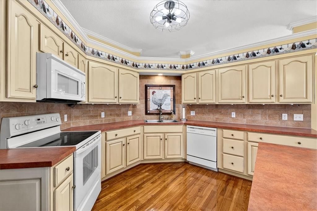 Photo 18 of 53 - 1800 Meadowlark Court